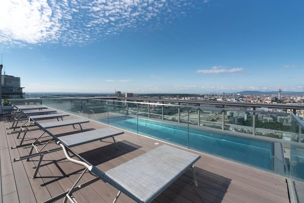 Hoch Hinaus, Neu Und Stilvoll Mit Pool Am Dach Leilighet Wien Eksteriør bilde