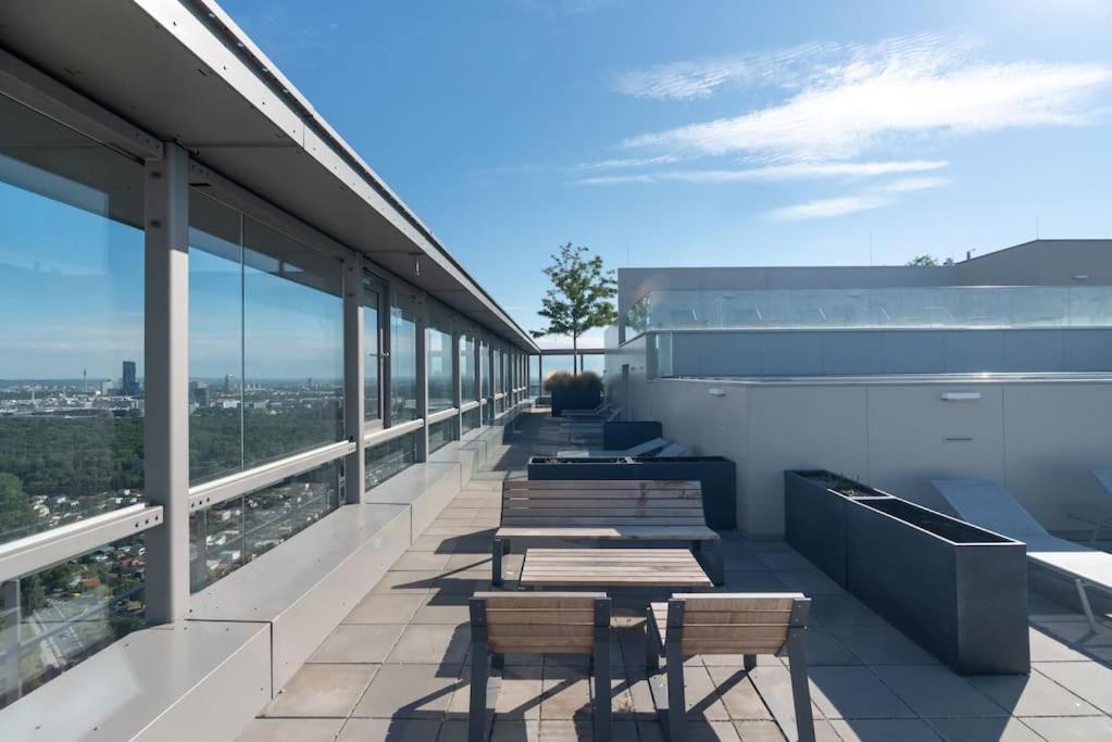 Hoch Hinaus, Neu Und Stilvoll Mit Pool Am Dach Leilighet Wien Eksteriør bilde