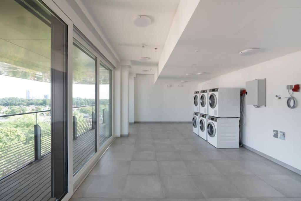 Hoch Hinaus, Neu Und Stilvoll Mit Pool Am Dach Leilighet Wien Eksteriør bilde
