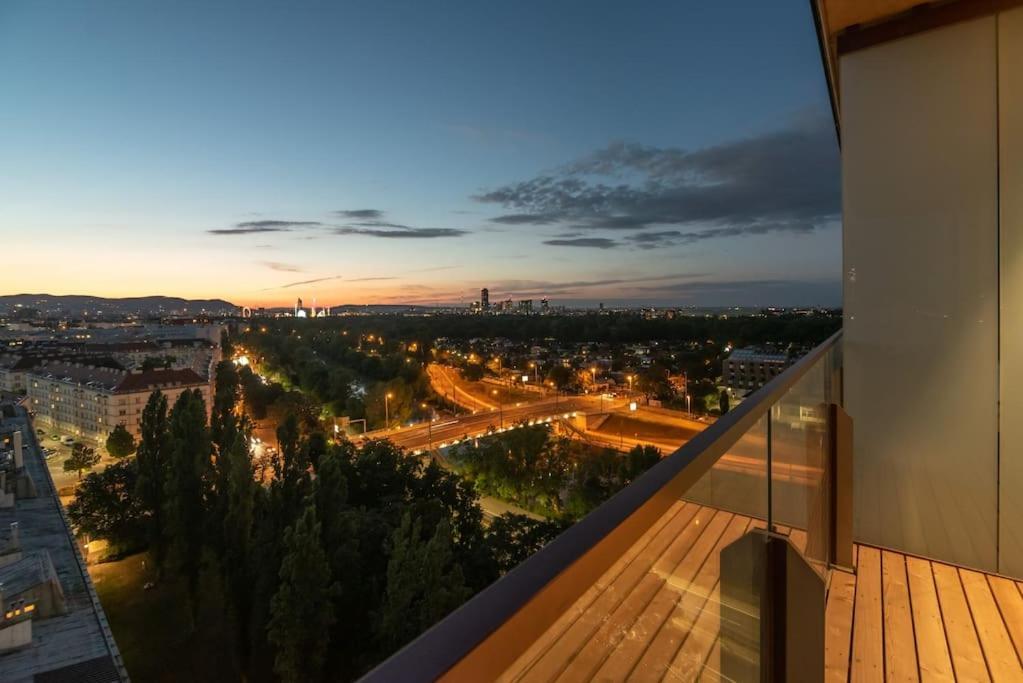 Hoch Hinaus, Neu Und Stilvoll Mit Pool Am Dach Leilighet Wien Eksteriør bilde